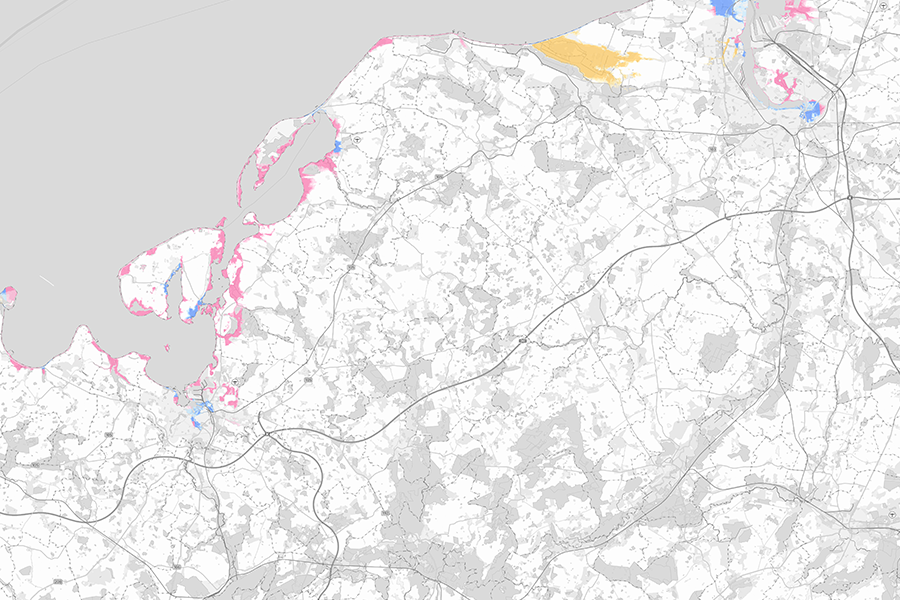 Karte der Küstenregion Mecklenburg-Vorpommerns mit farblich markierten Hochwasserrisikogebieten entlang der Ostseeküste und Flussmündungen