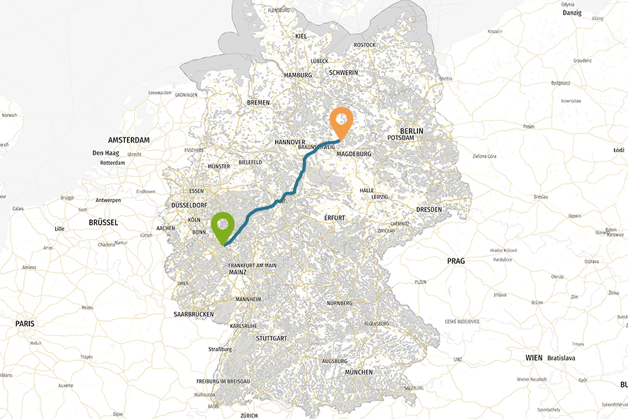 Deutschlandkarte mit eingezeichneter Route zwischen grünem Startpunkt und orangem Zielpunkt