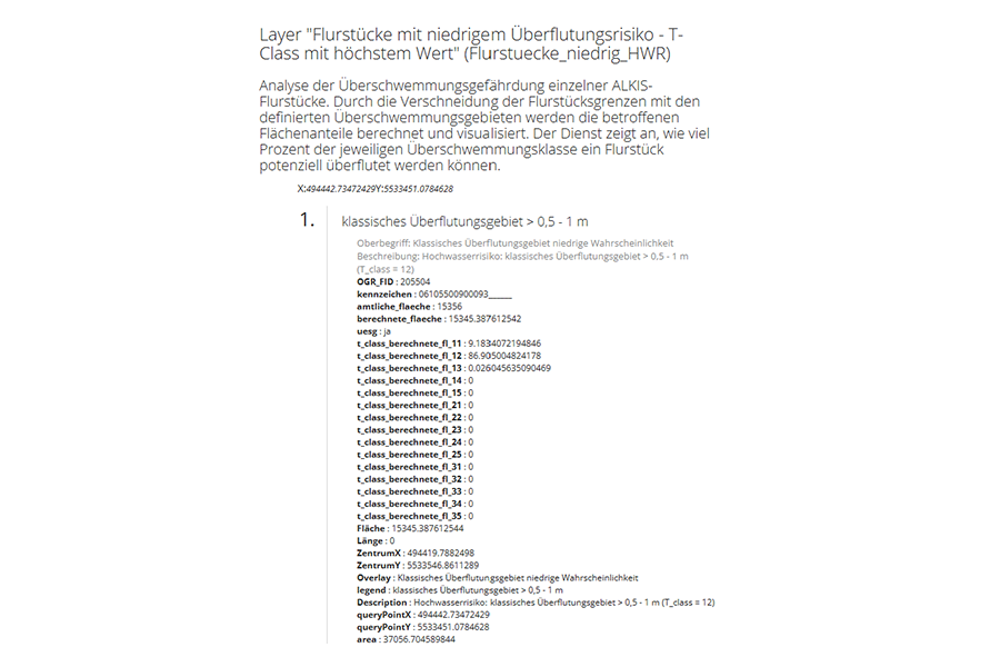 Karte mit GetFeature-Abfrage für niedriges Hochwasser, hervorgehobene Flurstücke in potenziellen Überschwemmungsgebieten entlang eines Flusses