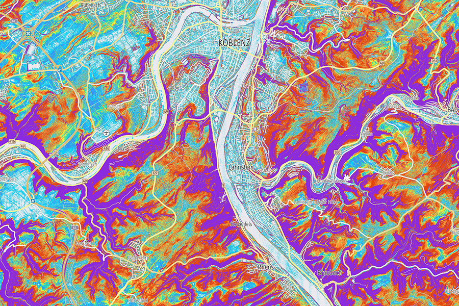 Topographische Karte der Region Koblenz mit farblicher Darstellung der Hangneigung; steile Hänge in kräftigen Farben visualisiert, flache Bereiche in helleren Tönen – deutliche Geländeformen entlang des Rheins und der Mosel.