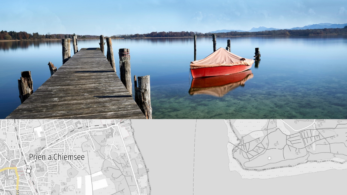 Ein rotes Boot auf einem See mit einer Karte darunter