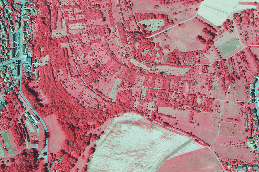 Infrarotaufnahme eines ländlich strukturierten Hangs mit Streuobstwiesen