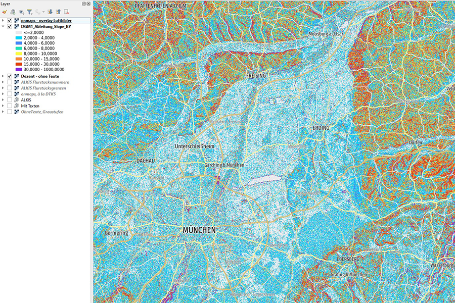Farbcodierte Karte der Hangneigung in München und dem umliegenden Gebiet; auf Basis eines digitalen Geländemodells werden unterschiedliche Steilheiten durch Farben von Blau (flach) bis Rot/Violett (steil) dargestellt.
