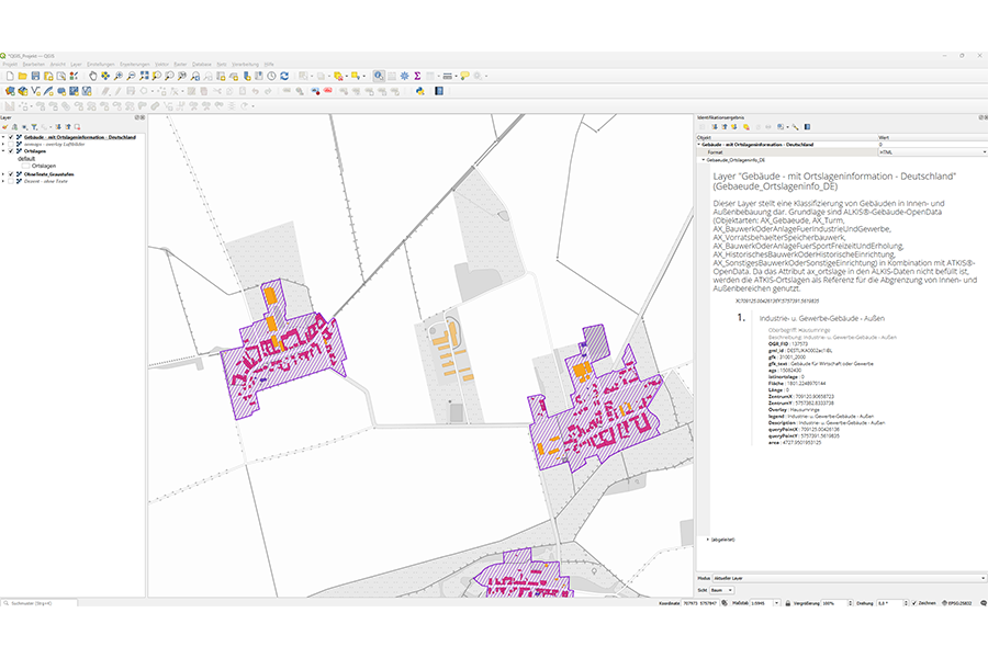 QGIS-Oberfläche mit geladenen ALKIS-Ortslagen und Gebäudeinformationen inklusive Attributbeschreibung