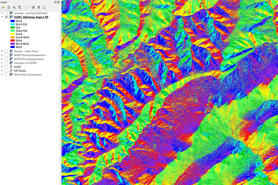 Farbcodierte Karte der Hangausrichtung in Rheinland-Pfalz auf Basis des digitalen Geländemodells DGM1; jede Farbe repräsentiert eine Himmelsrichtung der Hangneigung – von Nord über Südwest bis Süd.