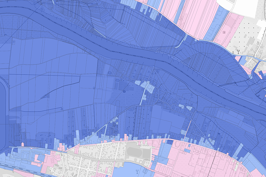 Karte mit mittleren Hochwassergebieten, blau markierte Überschwemmungszonen und betroffene Flurstücke entlang eines Flusses