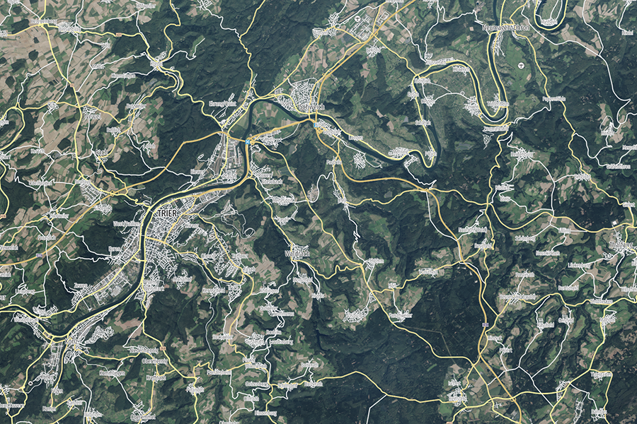 Satellitenkarte von Trier und Umgebung mit Straßen-Overlay