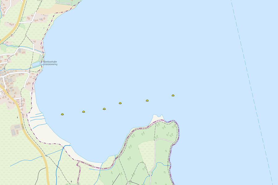 OpenSeaMap-Karte eines Binnensees mit gekennzeichneten Bojen und angrenzender Vegetation