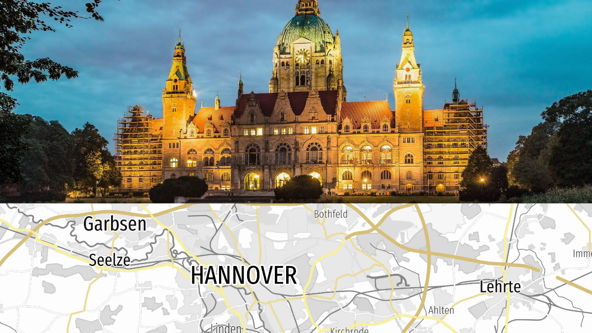 Neues Rathaus in Hannover in der Abendsonne mit Spiegelung und Karte von Hannover