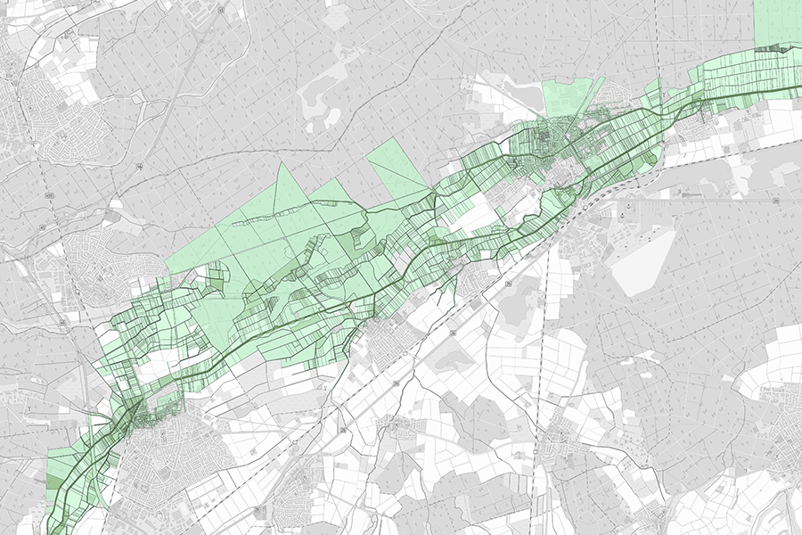 Karte mit Flurstücken in niedrig gelegenen Hochwassergebieten, farblich markierte Überschwemmungszonen entlang eines Flusslaufs.