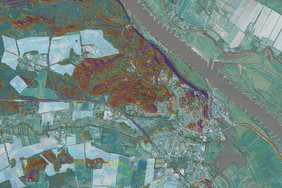 Karte der Hangneigung im Bereich der Elbe bei Hitzacker, dargestellt durch farbliche Neigungsabstufungen; Luftbildüberlagerung (DOP20) verleiht der Darstellung zusätzliche Detailtiefe zur topographischen Analyse.
