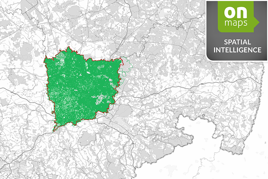 Karte mit grün markierten ALKIS-Flurstücken im Analysekreis, ergänzt durch onmaps-Siegel