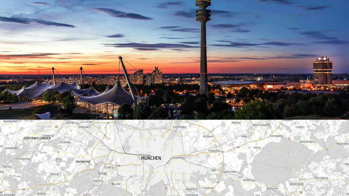 München bei Sonnenuntergang mit Olympiapark und Fernsehturm, darunter eine Stadtkarte von München