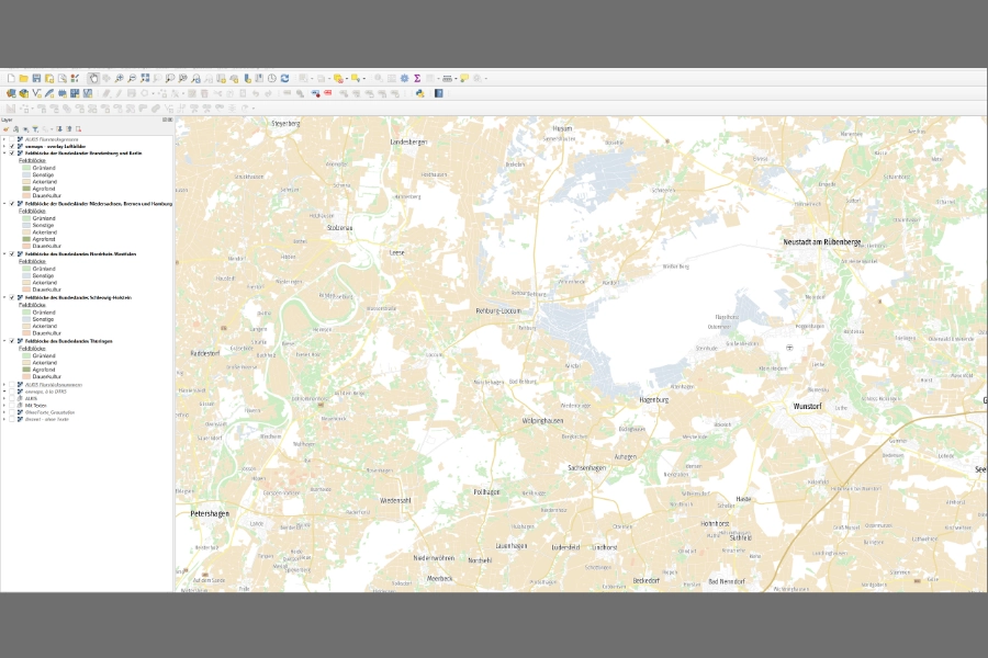 Feldblöcke in QGIS – vollständige Projektansicht mit landwirtschaftlichen Schlägen und Layerstruktur
