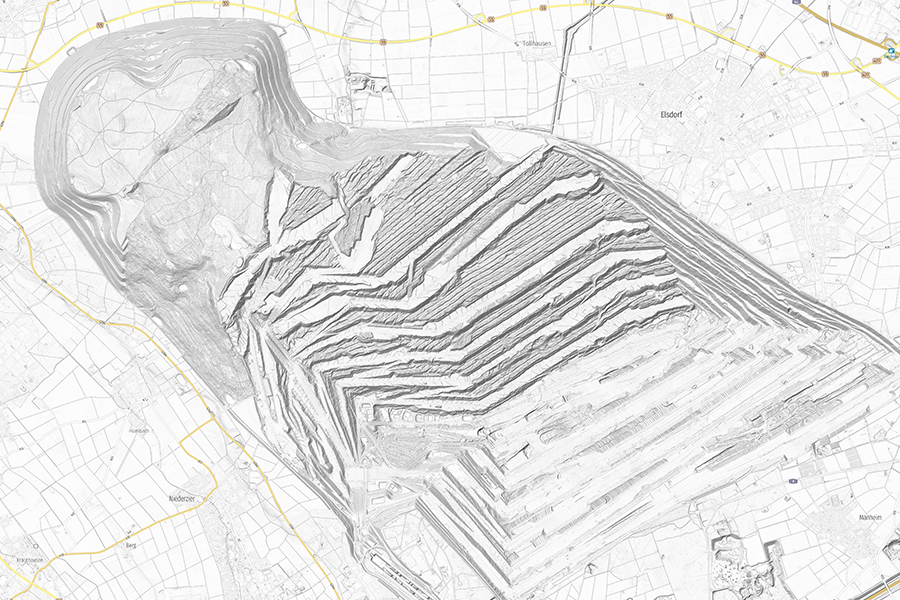 Topographische Karte mit DGM 1 Höhenschummerung, die die Geländeformen und Höhenstrukturen eines großflächigen Tagebaus detailliert darstellt.