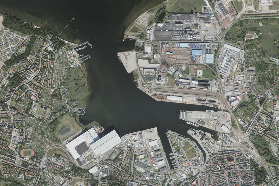 Luftaufnahme des Hafengebiets von Wismar mit Industrieanlagen