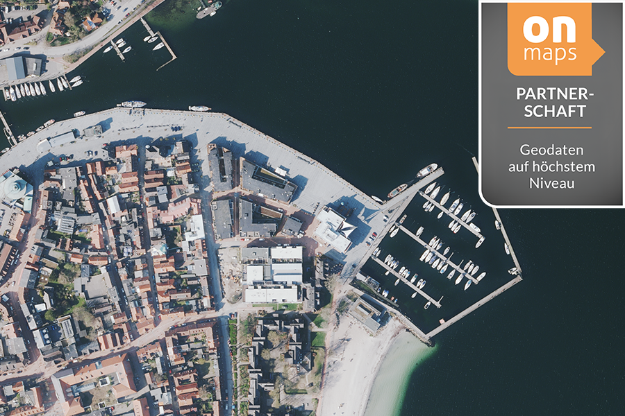 Luftbildaufnahme des Hafens von Eckernförde mit Anlegestellen und Uferbereich