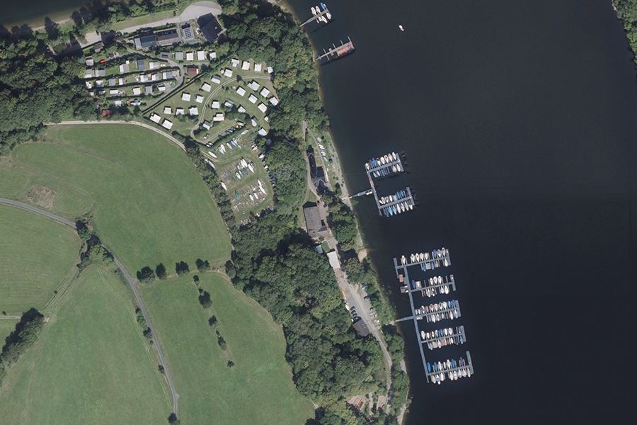 Luftbild eines Yachthafens mit angrenzendem Campingplatz