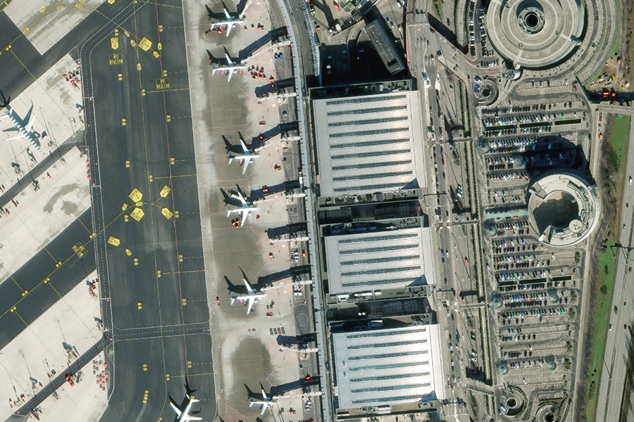 Luftbild des Hamburger Flughafens mit Flugzeugen auf dem Rollfeld