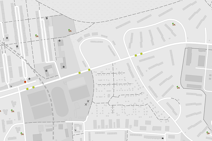 Kartenausschnitt mit OSM-Infrastrukturdaten, darunter Stromanschlüsse, Sitzgelegenheiten, Sammelstellen, Einkaufsmöglichkeiten und sonstige POIs