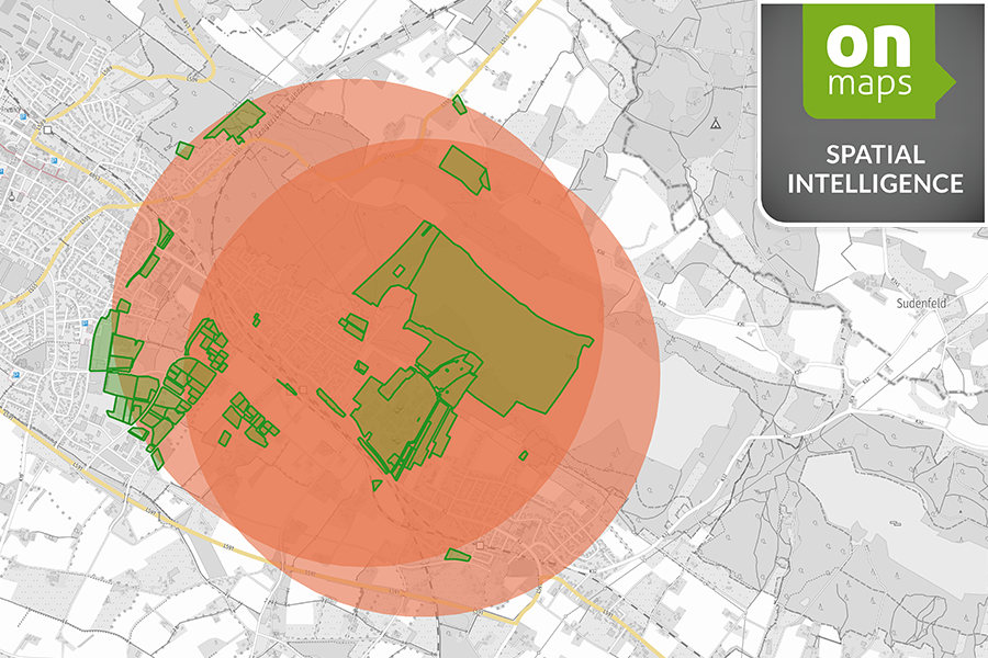 Karte mit grün markierten Flurstücken im doppelten Pufferbereich einer zentralen Fläche in Lengerich