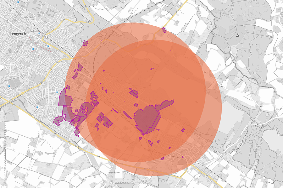 Karte mit magentafarbenen Flurstücken im Ergebnis der Verschneidung mit Pufferzonen rund um ein Gebiet in Lengerich