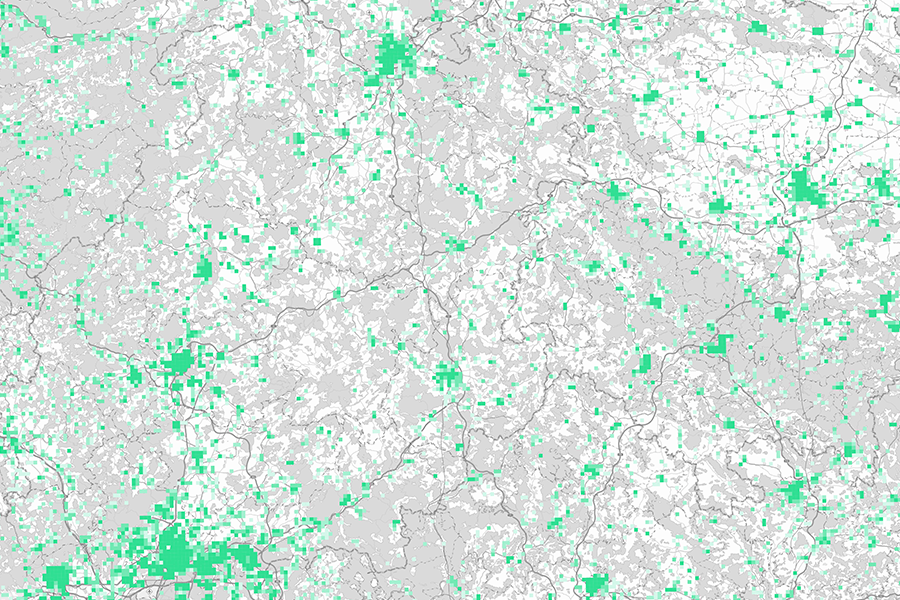 Karte Deutschlands mit Zensus 2022-Daten zu Wohnungen mit Fernheizung, dargestellt im 1-km-Gitter mit Quantilverteilung.