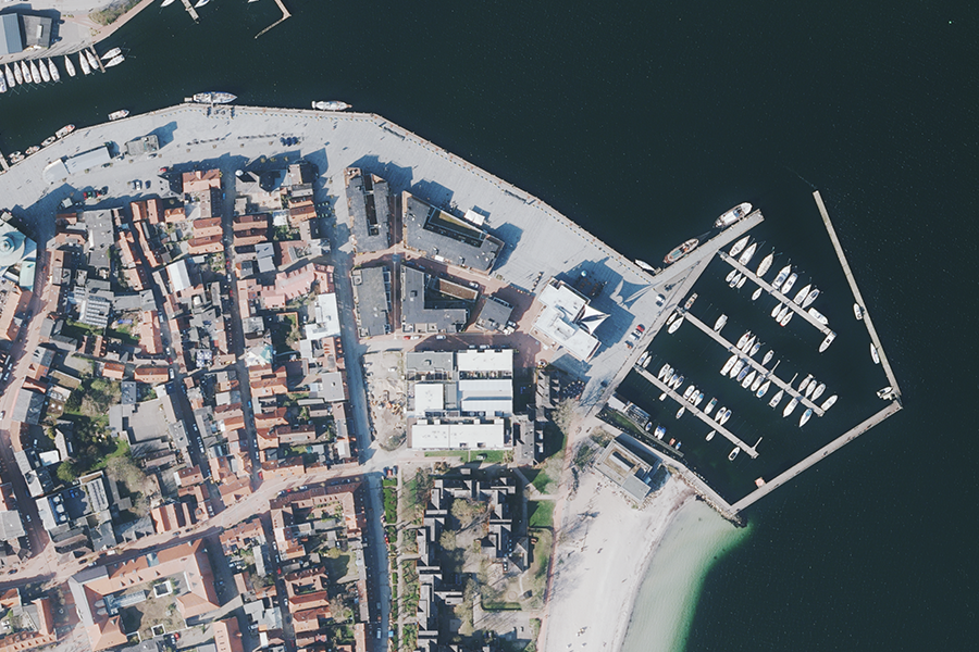 Detail-Luftbild des Sportboothafens und der Mole in Eckernförde mit Booten und Stegen