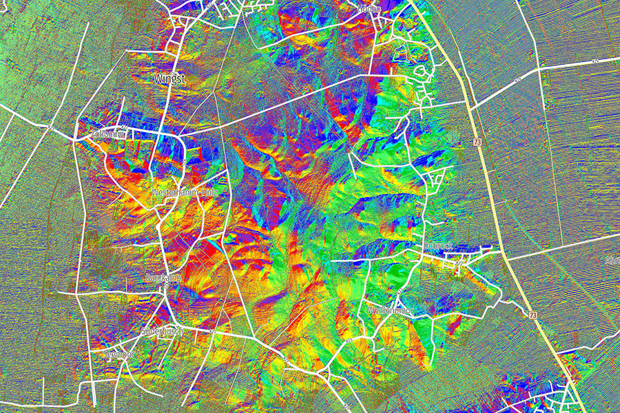 Farbcodierte Karte der Hangausrichtung im Gebiet Wingst im Norden von Niedersachsen; auf Basis des digitalen Geländemodells mit Darstellung der meist flach geneigten Landschaft in unterschiedlichen Himmelsrichtungen.